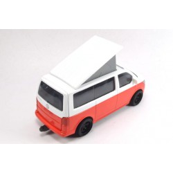 Volkswagen T6 California mit Schiebedach und Gartenmöbeln
