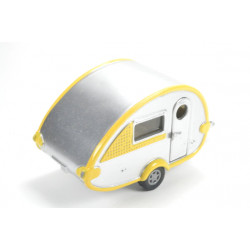 Volkswagen New Beetle with T@B caravan