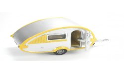 Volkswagen New Beetle with T@B caravan