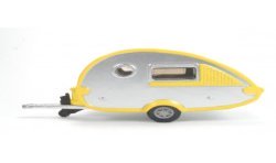 Volkswagen New Beetle with T@B caravan