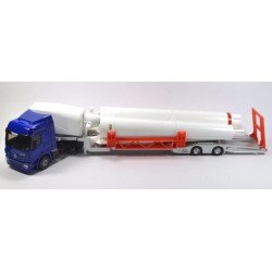 Mercedes Actros met dieplader en windturbine