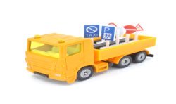 Scania R380 LKW mit Verkehrszeichen