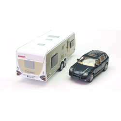Porsche Cayenne met Dethleff caravan