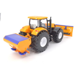 New Holland T9090 mit Schneepflug und Streuer
