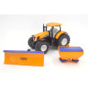 New Holland T9090 mit Schneepflug und Streuer