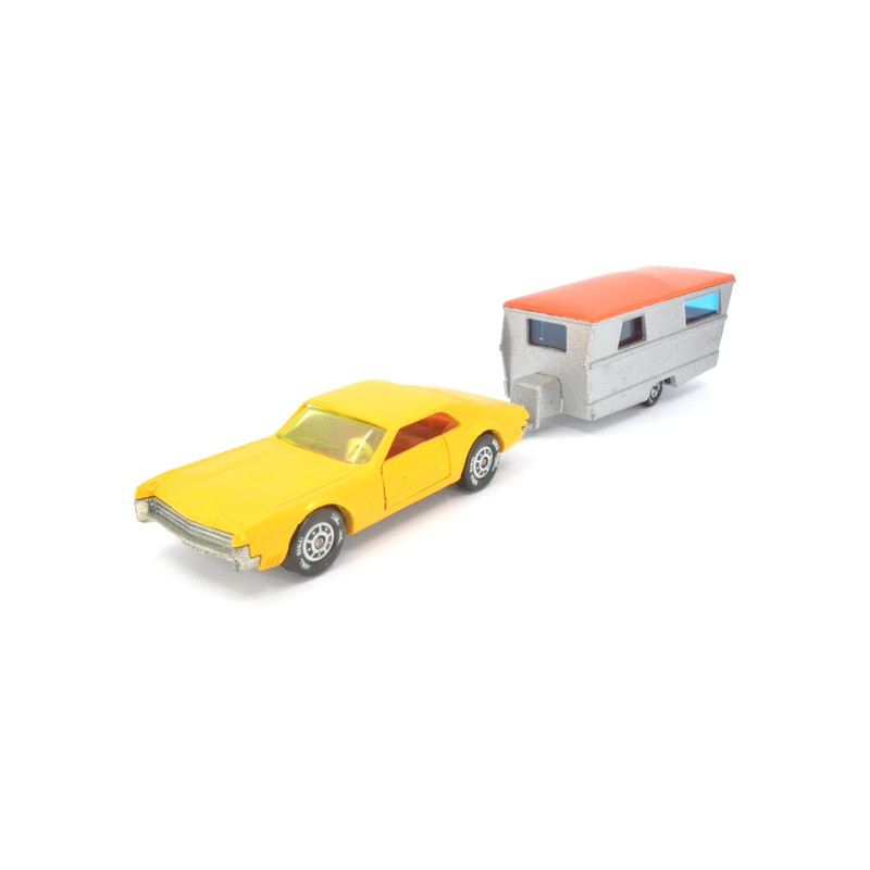 Oldsmobile Toronado met caravan