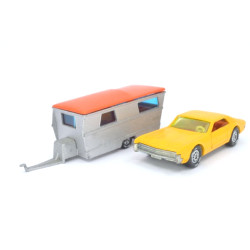 Oldsmobile Toronado met caravan
