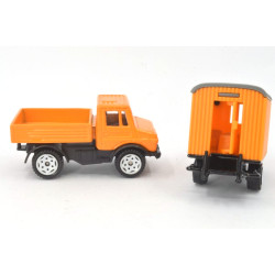 Mercedes Unimog U1500 mit Bauwagen