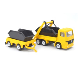 Mercedes Actros mit Anhänger und Containern