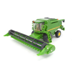 Freightliner met dieplader en John Deere 9680i combine