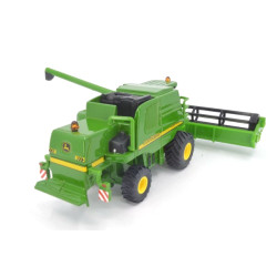 Freightliner met dieplader en John Deere 9680i combine