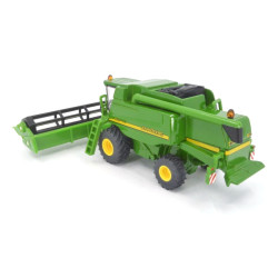 Freightliner met dieplader en John Deere 9680i combine