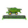 Freightliner met dieplader en John Deere 9680i combine