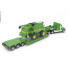 Freightliner met dieplader en John Deere 9680i combine