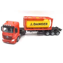 Mercedes-Benz Arocs met oplegger en tankcontainer