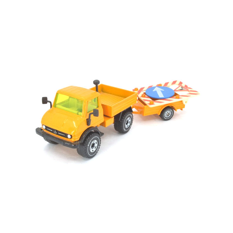 Mercedes Unimog U406 mit Absperrtafel