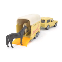 Range Rover with horse trailer