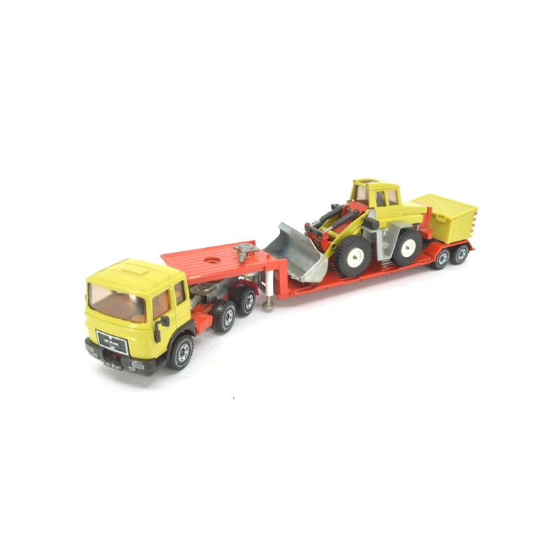 MAN 8.156F mit Tieflader und Radlader