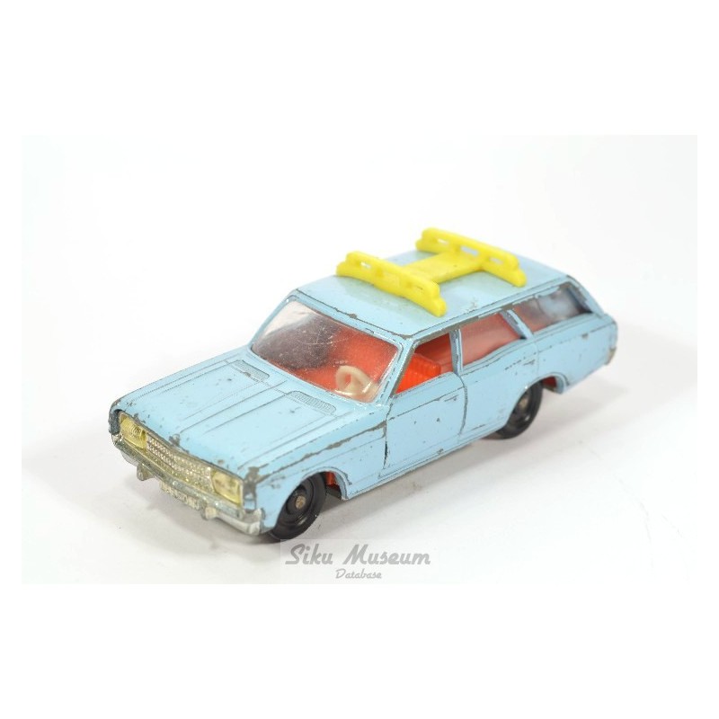 Opel Rekord Caravan met ski