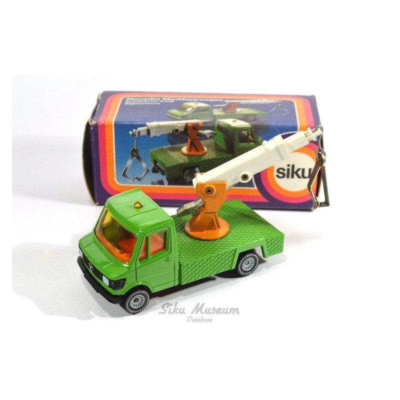 Mercedes 208 tow truck