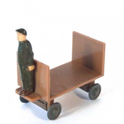 Mann auf Elektrokarren
