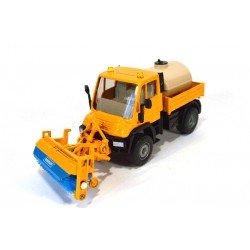 Mercedes Unimog mit Vorbaukehrmaschine