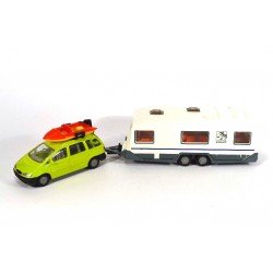 Ford Galaxy mit Wohnwagen und Boot