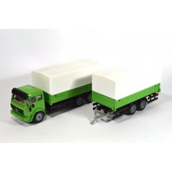 Mercedes SK met tandem-as aanhanger