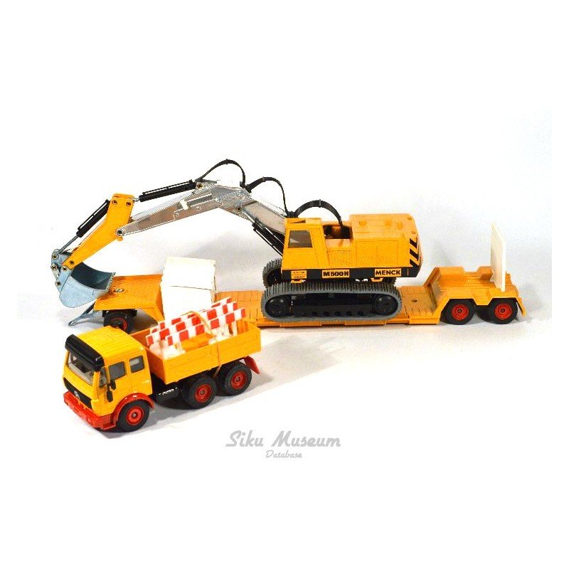 Mercedes SK dieplader met graafmachine