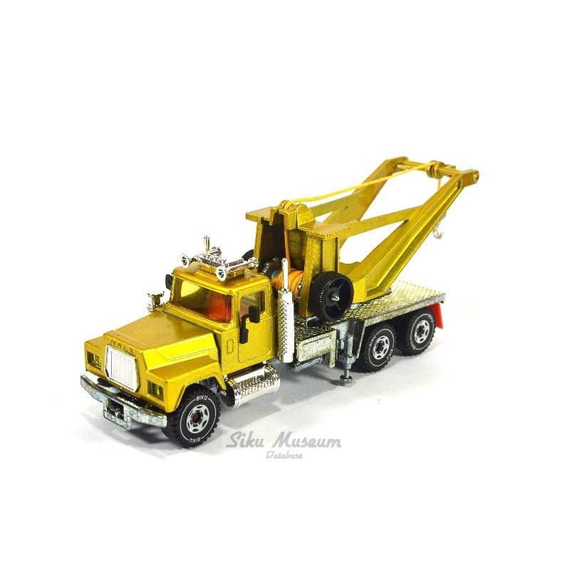 Mack tow truck