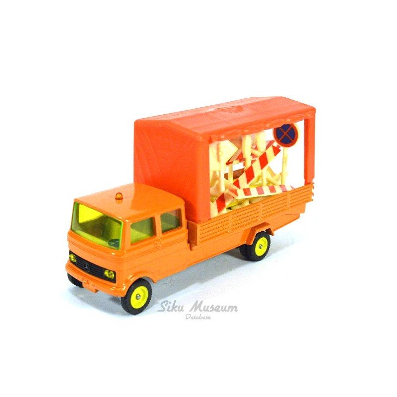 Mercedes LP 608D road sign transport