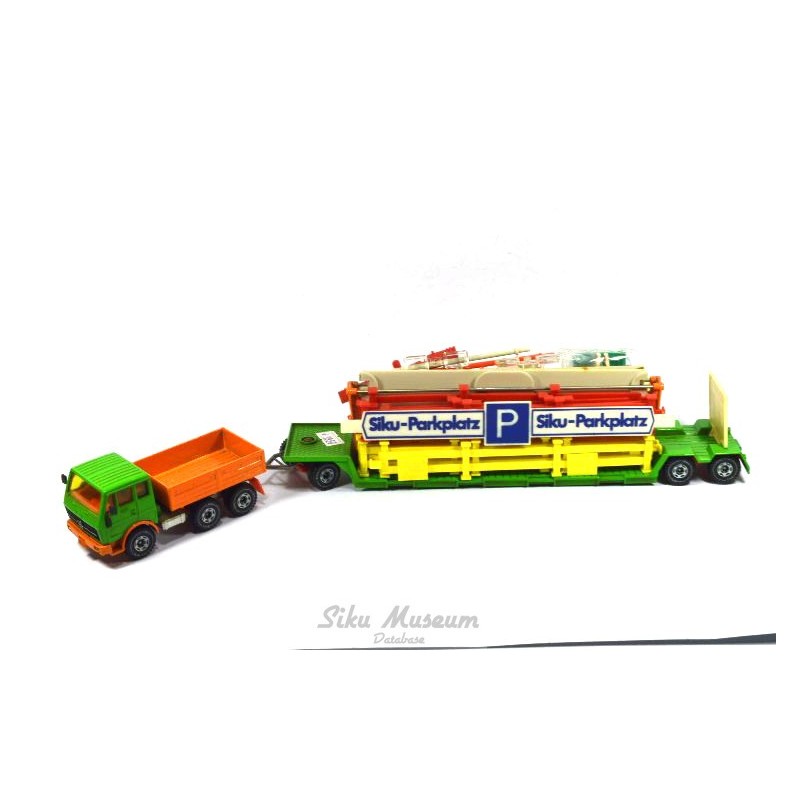 Mercedes 2232 met dieplader en parkeerplaats