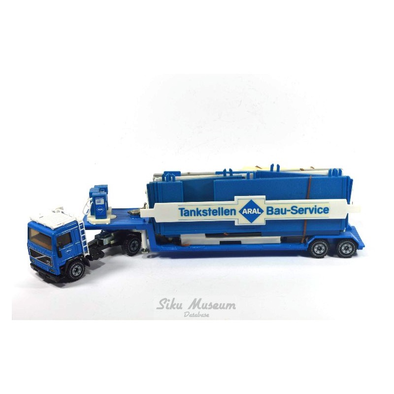 Volvo F10 mit Tieflader und ARAL Tankstelle