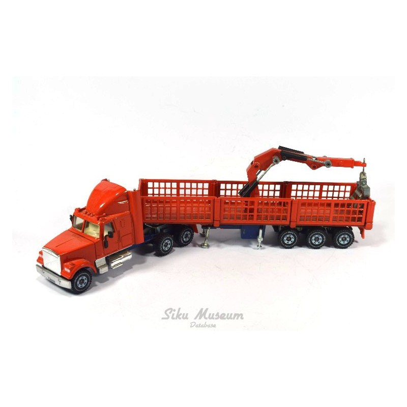 White Sattelzug mit Ladekran