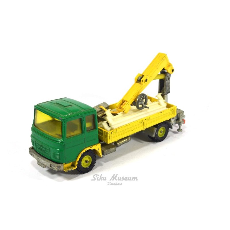 MAN mit Kran und Leitplanken