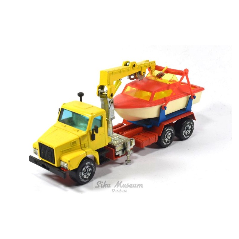 Volvo 12 Turbo met motorboot