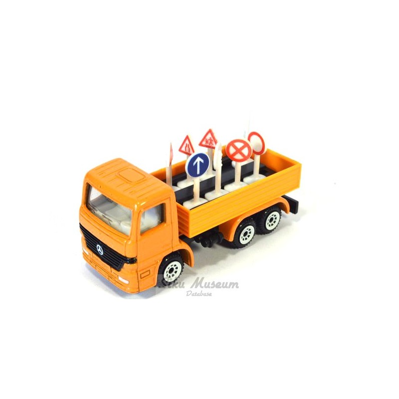 Mercedes Actros met verkeersborden