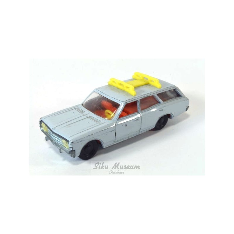 Opel Rekord Caravan met ski